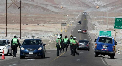 Agentes realizan este domingo un fuerte control en carreteras de Arequipa. Foto: Puerto Bravo Noticias