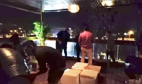 Personas se encontraban bebiendo licor en establecimiento. Foto: Municipio de La Victoria