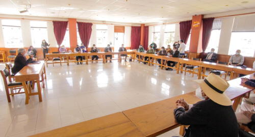Alcaldes de municipios beneficiados fueron citados este lunes para firmar convenios. Foto: Gobierno Regional de Arequipa