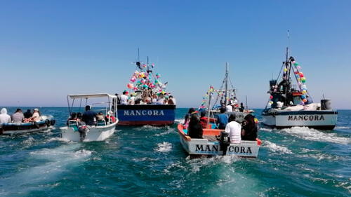 En una lancha pescadores de Máncora pasean en altamar a San Pedro.  Foto: Difusión.