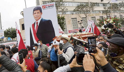 Un caso lamentable. Militantes de Perú Libre trasladaron ayer los restos de Sacarías Meneses a los exteriores del JNE. Foto: Félix Contreras/La República Un caso lamentable. Militantes de Perú Libre trasladaron ayer los restos de Sacarías Meneses a los exteriores del JNE. Foto: Félix Contreras/La República