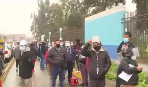 Personas realizaron colas desde muy temprano para acceder a una de las dosis de Pfizer. Foto: captura de Latina