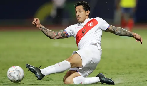 Con este doblete, Lapadula se consagró como el mejor jugador del partido contra Paraguay. Foto: Joedson Alves / EFE