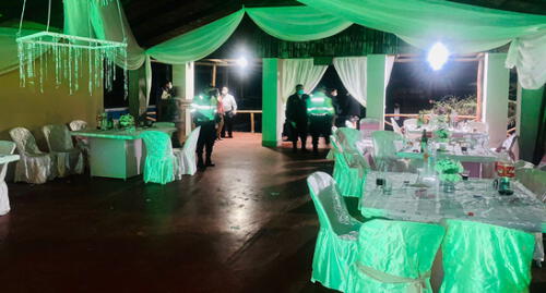 El lugar estaba acondicionado con bufet. Intervenidos eran los últimos asistentes que quedaban. Foto: Policía