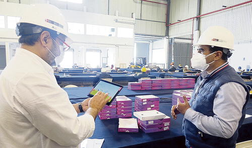 Verificación. El ministro de Educación supervisa las tabletas. Debe fiscalizar uso en regiones. Foto: difusión