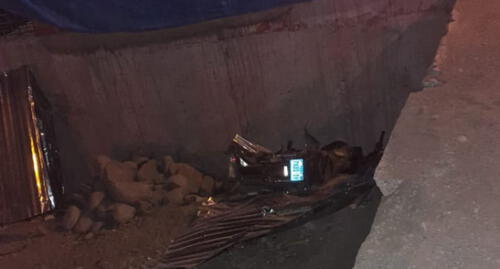 Moto terminó cayendo dentro de terreno de vivienda. Foto: difusión