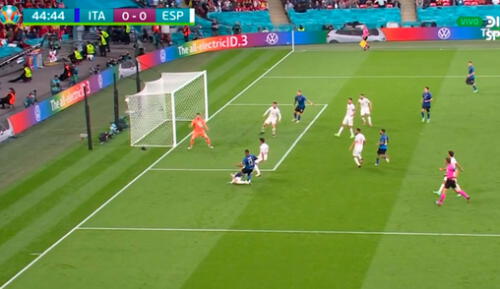 Emerson casi marca el primer tanto del partido tras un potente disparo. Foto: captura/DirecTV Sports