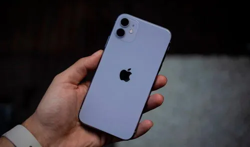 Este iPhone se lanzaría en 2022 y no tendría importantes características como el sensor Touch ID bajo la pantalla o cámaras de gama inferior. Foto: Hipertextual