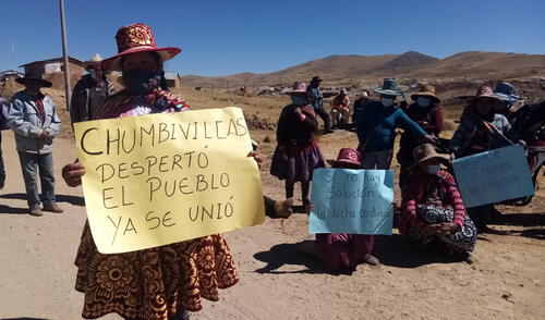 Protestantes impidieron paso de vehículos con minerales. Foto: La República Protestantes impidieron paso de vehículos con minerales. Foto: La República