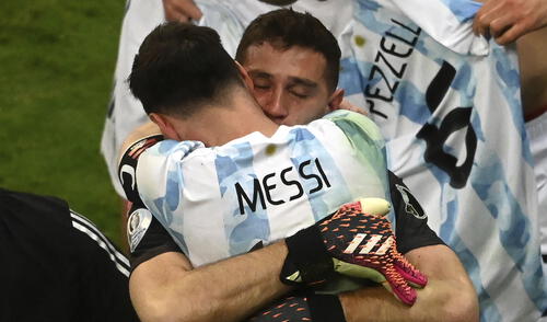 El portero y figura de Argentina en la noche compartió un emocionante momento con su capitán. Foto: Twitter Selección Argentina