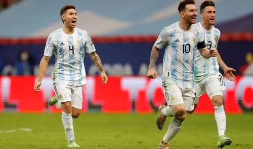 Lionel Messi celebrando junto con sus compañeros el pase a la final de la Copa América 2021. Foto: EFE / Fernando Bizerra