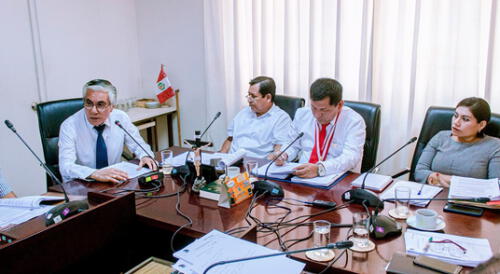 Arnaldo Otiniano (izquierda) ocupa también el puesto de gerente regional de Planeamiento Presupuesto y Acondicionamiento Territorial. Foto: MCLCP Piura