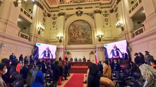 Tanto la presidenta Elisa Loncón como su vicepresidente, Jaime Bassa, han denunciado la falta de presupuesto y logística para la Convención. Foto: Cooperativa Tanto la presidenta Elisa Loncón como su vicepresidente, Jaime Bassa, han denunciado la falta de presupuesto y logística para la Convención. Foto: Cooperativa