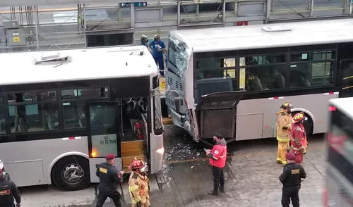 Bomberos se encargaron de brindar ayuda a pasajeros y choferes. Foto: difusión Bomberos se encargaron de brindar ayuda a pasajeros y choferes. Foto: difusión