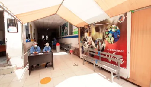 Piden a población acudir a vacunación en diferentes puntos fijo como el Hospital Las Mercedes. Foto: La República