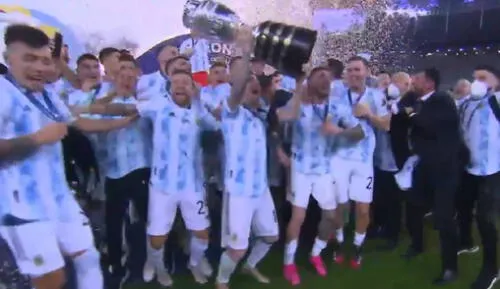 Así fue el momento en que Messi cargó el trofeo de campeón. Foto: captura/DirecTV Sports