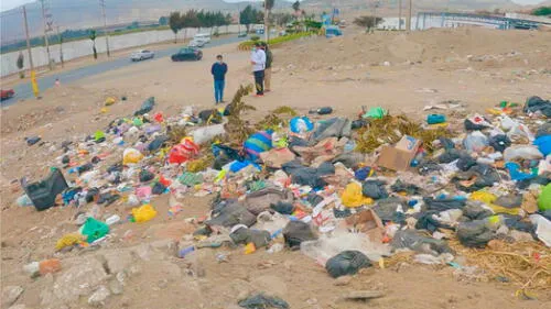 Basurales contaminan asentamientos humanos al ingreso de la ciudad de Chimbote. Foto: difusión. Basurales contaminan asentamientos humanos al ingreso de la ciudad de Chimbote. Foto: difusión.