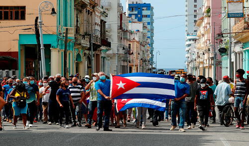 Detractores y simpatizantes se tomaron las calles de La Habana (Cuba) el domingo 11 de julio. Foto: EFE