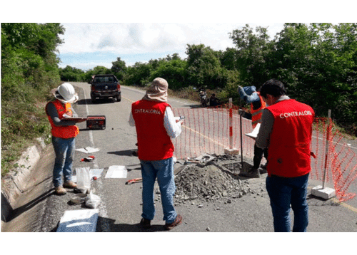 Los técnicos de la Contrarloría verificaron que la carretera se encuentra en mal estado. Foto: Contraloría