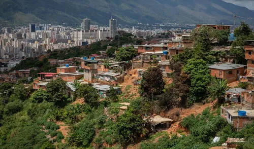 ACOMPAÑA CRÓNICA: VENEZUELA VIOLENCIA - AME1966. CARACAS (VENEZUELA), 13/07/2021.- Vista del caserío en la parte alta del barrio Cota 905, el 11 de julio de 2021, en Caracas (Venezuela). Los residentes del oeste de Caracas retomaron la rutina en sus calles entre la incertidumbre y la calma, luego de vivir casi 72 horas de constantes tiroteos que empezaron en la barriada de la Cota 905, entre bandas armadas y funcionarios policiales, y que se extendieron, al menos, a cinco zonas cercanas. Los sectores de El Paraíso y El Cementerio, colindantes con la montañosa Cota 905, han retomado su actividad comercial, mientras los ciudadanos caminan por las vías principales, desiertas entre el miércoles y el viernes de la semana pasada. EFE/ Rayner Peña