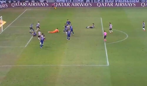 Mediante un tiro libre, Boca anotó el 1-0, sin embargo, el árbitro y el VAR anularon el tanto de los xeneizes. Foto: captura ESPN