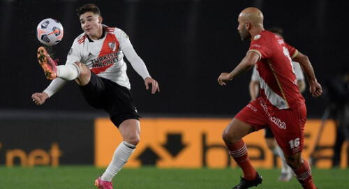 El encuentro de ida entre Argentinos y River fue muy disputado. Foto: EFE