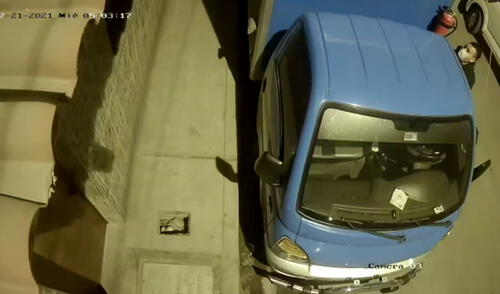 Cámaras de seguridad registraron a las personas que se llevaron el camión. Foto: captura de video