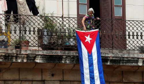 Personas desde sus balcones realizaron actos conmemorativos por la efeméride oficial. Foto: EFE Personas desde sus balcones realizaron actos conmemorativos por la efeméride oficial. Foto: EFE