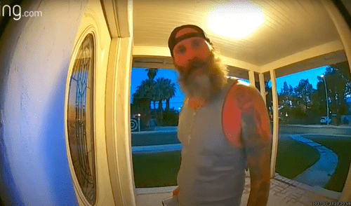 El desconocido mira fijamente a la cámara y exige a la mujer que se encuentra adentro que le abra la puerta. Foto: captura de Youtube El desconocido mira fijamente a la cámara y exige a la mujer que se encuentra adentro que le abra la puerta. Foto: captura de Youtube