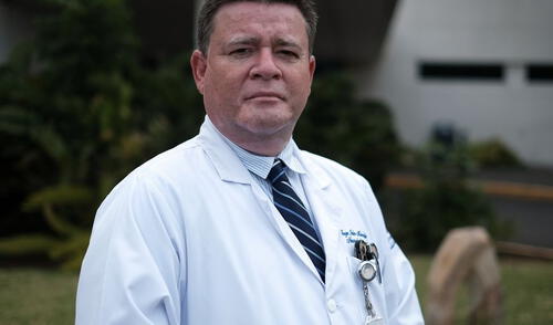 Jorge Miranda señala que autoridades sanitarias quisieron obligarlo a firmar un documento que establece que el Minsa puede suspender su licencia médica. Foto: El País