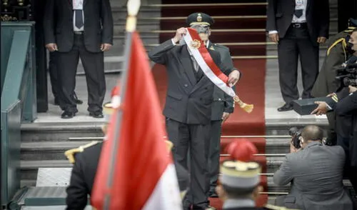 Francisco Sagasti dejó la banda presidencial en la puerta del Palacio Legislativo. Foto: EFE