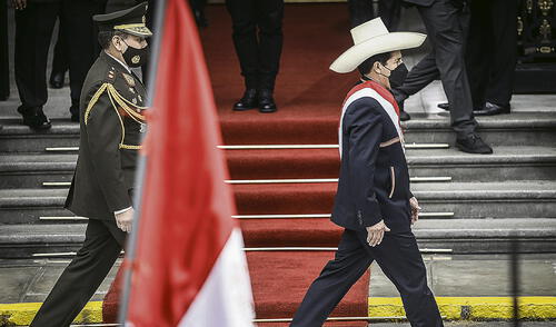 Mandatario. Con su característico sombrero, Castillo avanza. Le esperan grandes desafíos. Foto: Aldair Mejía / La República