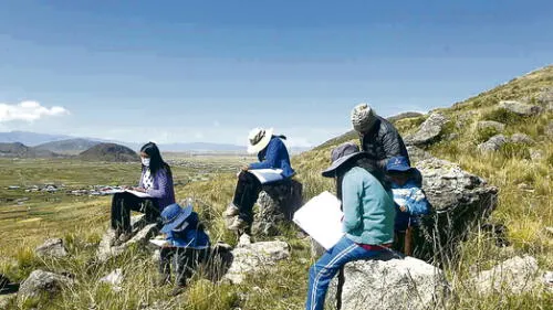 Brechas. La falta de internet motivó que los escolares busquen señal en los cerros. Brechas. La falta de internet motivó que los escolares busquen señal en los cerros.
