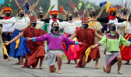 Comenzó con un cuadro amazónico que integra música y movimiento de tres danzas. Foto: Presidencia