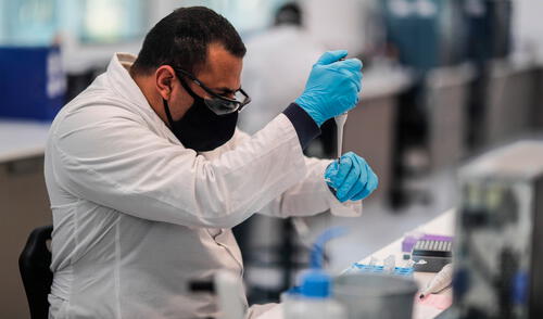Los expertos deben “hacer un mejor trabajo” al explicar su trabajo a una audiencia no especializada, dijo Maimuna Majumder, epidemióloga de la Escuela de Medicina de Harvard. Foto: EFE / referencial Los expertos deben “hacer un mejor trabajo” al explicar su trabajo a una audiencia no especializada, dijo Maimuna Majumder, epidemióloga de la Escuela de Medicina de Harvard. Foto: EFE / referencial