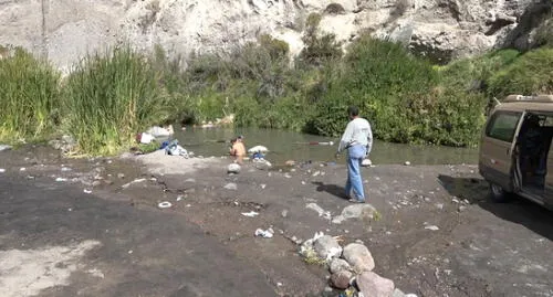 Durante el feriado por Fiestas Patrias, este lugar fue visitado por decenas de personas contaminando sus aguas y alrededores. Foto: Municipalidad de Yura