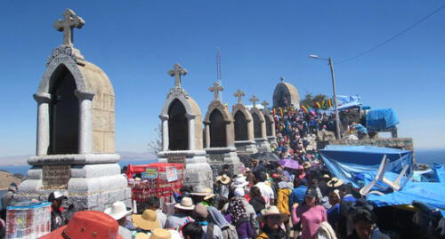 Peruanos cruzan hasta Bolivia para visitar a la virgen de Copacabana. Foto: archivo/La República