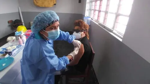 El artista fue reconocido por el personal de salud. Foto: Thiago Ninatanta / Cortesía