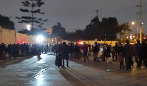 Ciudadana compartió una fotografía de la gran afluencia en el centro de vacunación Mayta Capac, en SMP. Foto: Yenisa Guizado/Twitter Ciudadana compartió una fotografía de la gran afluencia en el centro de vacunación Mayta Capac, en SMP. Foto: Yenisa Guizado/Twitter