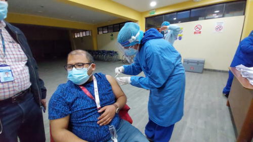 Alcalde provincial de Arequipa, Omar Candia, se inmunizó durante Vacunatón. Foto: MPA