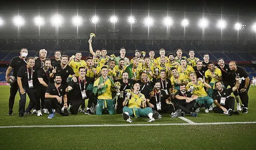 Festejo. Todo el plantel de la selección brasileña celebró la obtención de la medalla de oro en el Yokohama Stadium. Foto: difusión Festejo. Todo el plantel de la selección brasileña celebró la obtención de la medalla de oro en el Yokohama Stadium. Foto: difusión