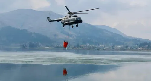 Naves captarán agua de laguna para ayudar a combatir fuego en zonas afectadas. Foto: referencial/La República