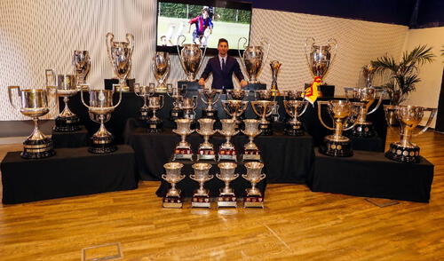Lionel Messi sale posando con todos los trofeos que ganó en la institución azulgrana. Foto: Barcelona