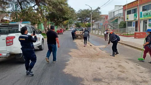 Personal municipal regó arena sobre el petróleo que se derramó en una avenida de Talara. Foto: Difusión.