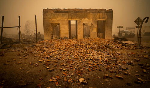Edificios y vehículos quedan destruidos por el incendio Dixie en Greenville, California, EE. UU. Foto: EFE