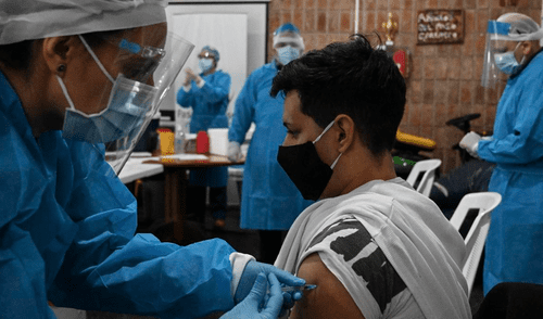 Los excelentes índices de vacunación van de la mano con una abrupta caída de los contagios, muertes e internaciones en terapia intensiva por COVID-19. Foto: AFP Los excelentes índices de vacunación van de la mano con una abrupta caída de los contagios, muertes e internaciones en terapia intensiva por COVID-19. Foto: AFP