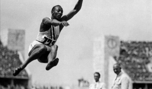 Jesse Owens ganó fama internacional al conquistar cuatro medallas de oro en Berlín 1936. Foto: EFE