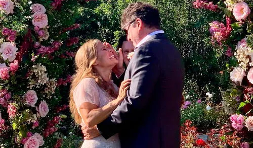 La cineasta y el actor se mostraron felices durante la ceremonia realizada en un jardín. Foto: captura/Instagram