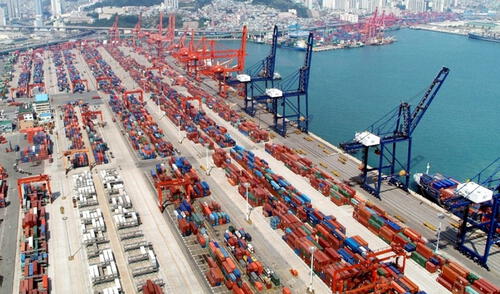 El puerto de Ningbo-Zhoushan se encuentra en el punto de encuentro de la Franja y de la Ruta. Es el puerto más activo de China con 242 rutas marítimas que unen a más de 600 puertos de todo el mundo. Foto: Mundomarítimo