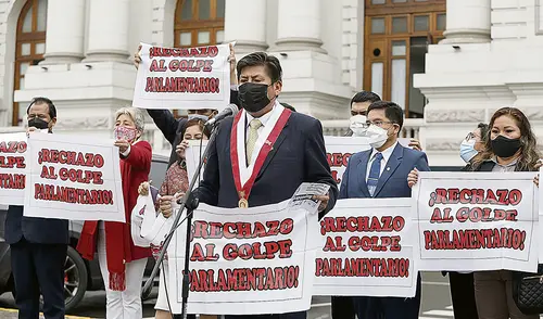 Protesta. Perú Libre rechaza la forma en que se realizó la distribución de las presidencias de comisiones. Foto: Félix Contreras